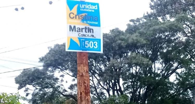 Elecciones 2017: El Municipio retiró carteles que Unidad Ciudadana colocó en columnas de alumbrado público