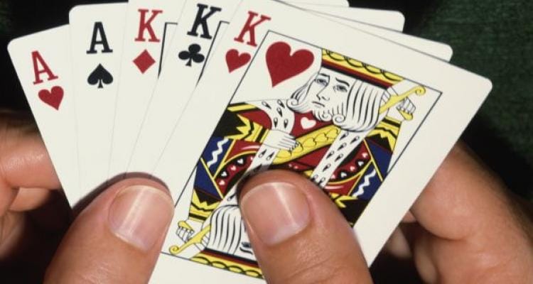 Seis personas jugaban a las cartas en una casa y los aprehendieron por violar la cuarentena