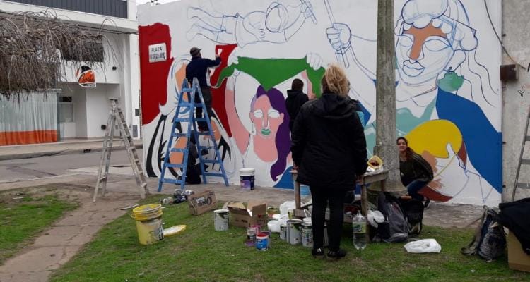 El artista chileno Pititore pinta un mural en homenaje a Violeta Parra y Atahualpa Yupanqui