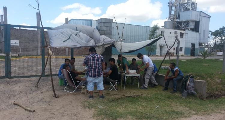 Trabajadores de fábrica Chimex Food protestan por falta de pago