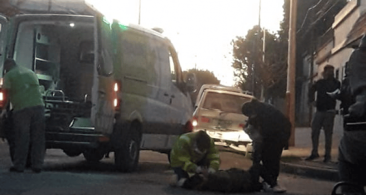 Accidente en Belgrano y Alvear: una motociclista fue trasladada al hospital tras chocar con un auto