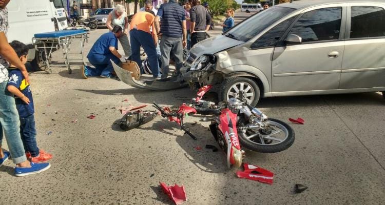 Grave accidente entre moto y auto en Chacabuco y 11 de Septiembre
