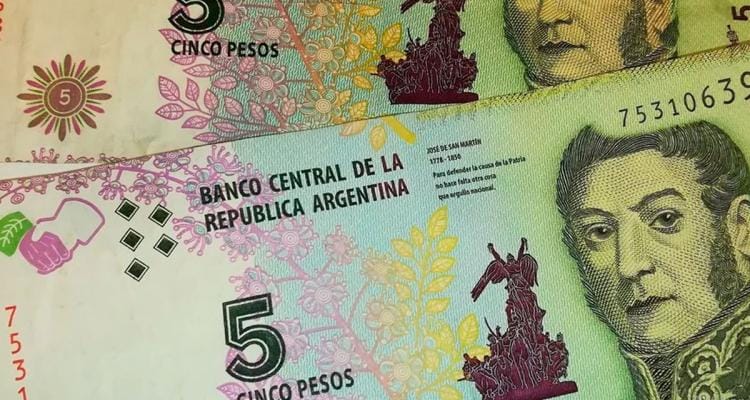 Extendieron un mes más la salida de circulación del billete de 5 pesos