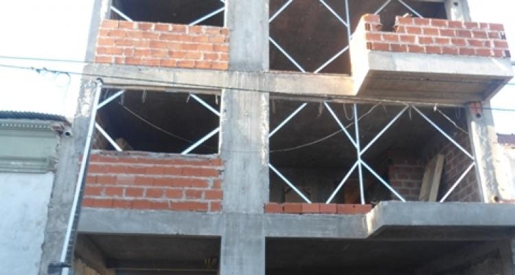 Accidente en obra en construcción: Evoluciona el obrero que cayó del primer piso