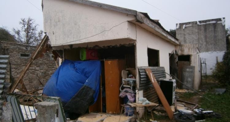La familia desalojada pasó la noche frente a la vivienda, destruida por su propietaria