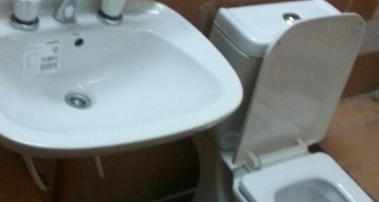 Mejoras en el Hospital: Instalaron nuevos lavatorios adquiridos por el Partido Fe