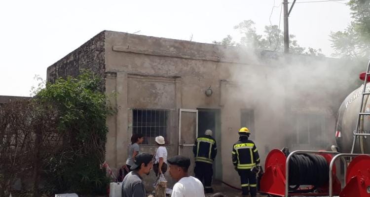 Ardió en llamas una casa en Ansaloni al 500 y convocaron a Bomberos para sofocar el incendio