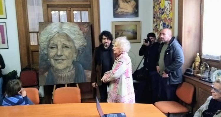 Coqui López entregó a Estela de Carlotto su retrato hecho con tierra de la ex Esma