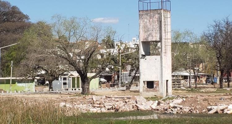 Exbalneario: terminaron la rotonda de la peatonal y demolieron el edificio de la antigua cantina