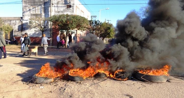 Vecinos cortan la calle en Saavedra y Mateo Sbert
