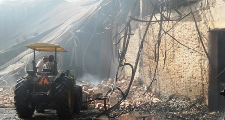 Incendio en Frutales: Bomberos continúa trabajando