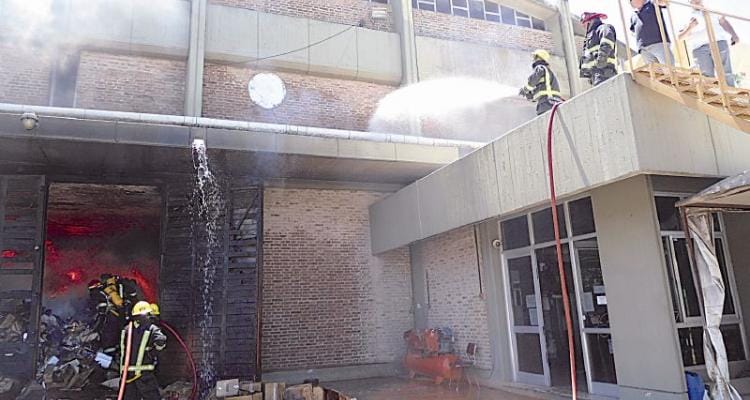 Bomberos controló un feroz incendio  en Frutales y hubo riesgo por amoníaco