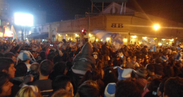 Festejos en el centro de la ciudad por la clasificación Argentina