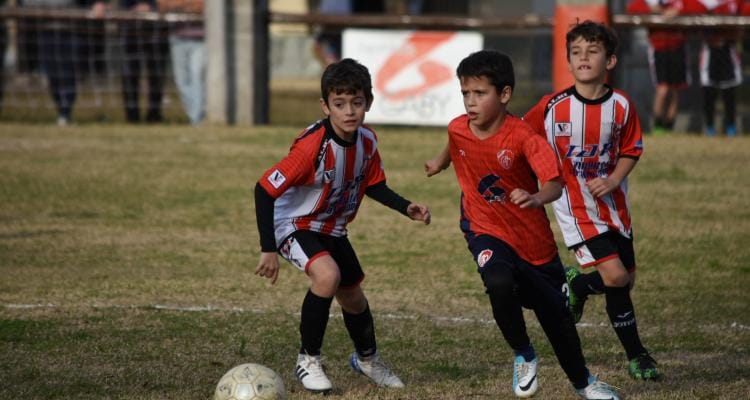 Mitre y Paraná animaron el feriado en el Apertura de la Liga Infantil