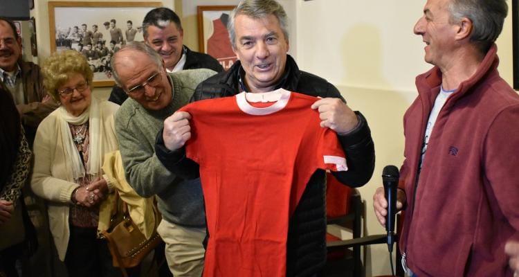 El gesto de Rubén “Mellizo” Prieto: Donó a Mitre una camiseta de Eduardo “Pato” Mattig para exhibirla en el espacio histórico