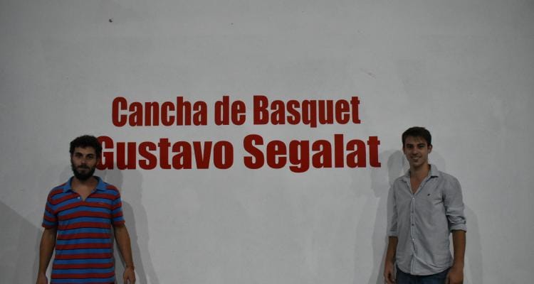 Gustavo Segalat le puso su nombre a la cancha de básquet del gimnasio Eduardo Romairone