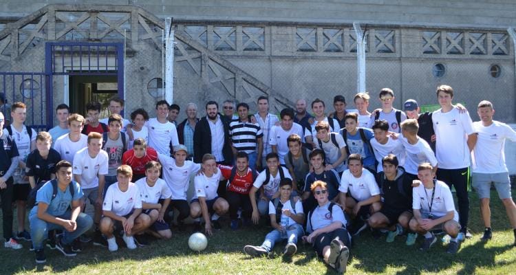 Un colegio neozelandés enfrentó a Mitre y donó indumentaria deportiva a Agricultores