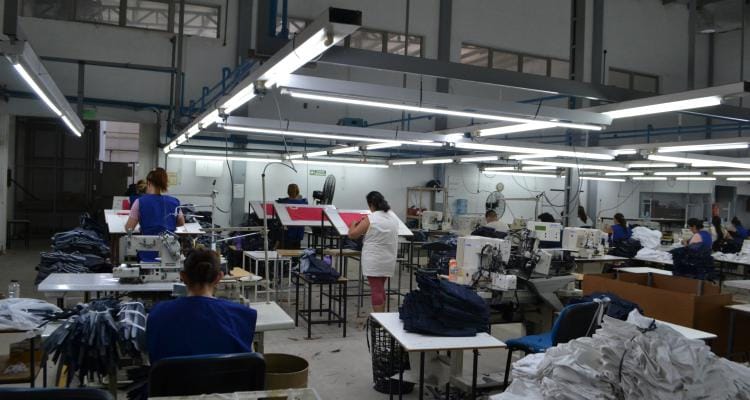 JS Textil, otra empresa con vacaciones forzadas: tiene capacidad para 6000 prendas diarias y produce 800