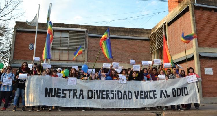 La Marcha del Orgullo LGBTIQ  recorrió el centro para pedir “educación sexual integral” y “basta de discriminación”
