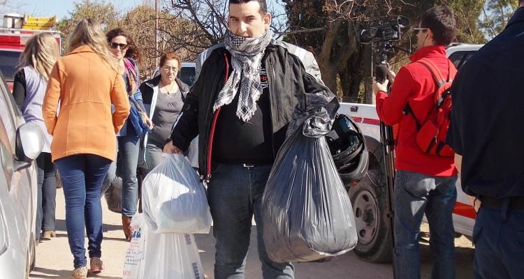 “Bomberos en Ruta” entregó ropa y mercadería a alumnos de la Escuela de La Tosquera
