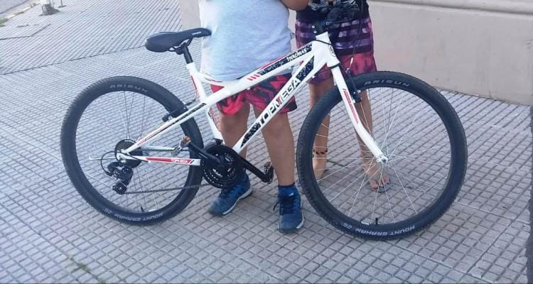 Delincuentes le arrebataron la bicicleta a un nene en la plaza Belgrano