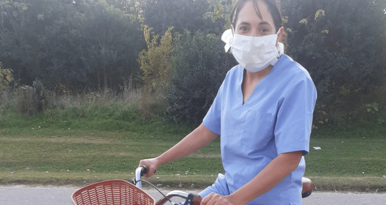 Verónica Burgos, la enfermera que todos los días pedalea más de 20 kilómetros para ir a trabajar a Vuelta de Obligado