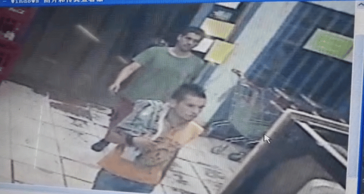 [Video] Cámaras registraron cómo se robaron dos fernets de un supermercado