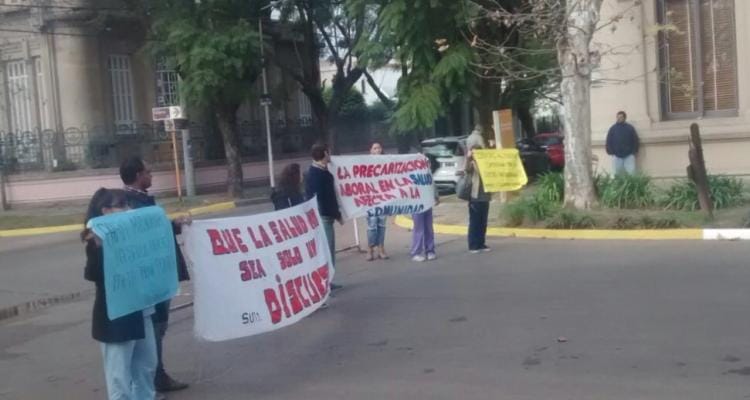 Con banderas, médicos reclaman en la puerta de la Municipalidad