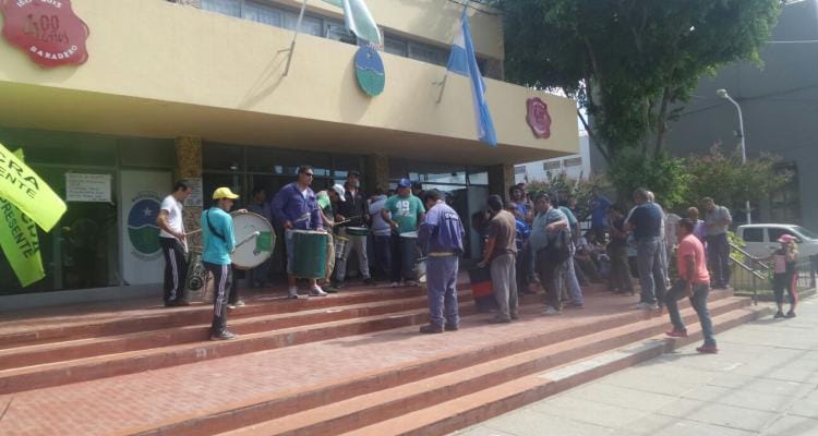 Baradero: Protesta de trabajadores de la UOCRA en las puertas de la municipalidad