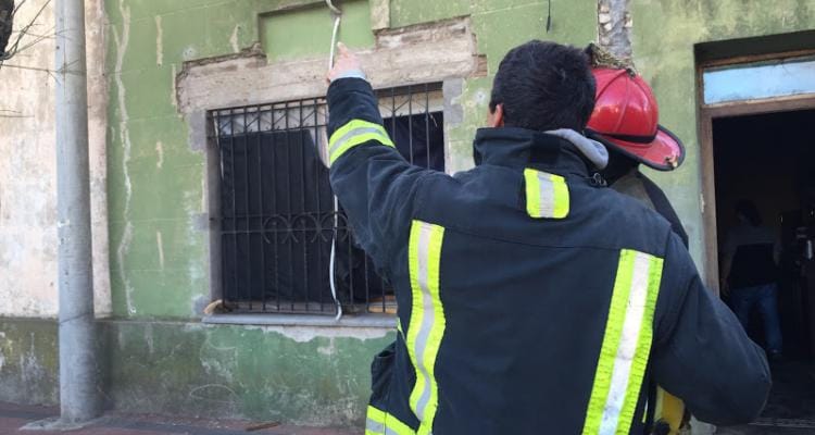 Incendio de vivienda en Fray Cayetano Rodriguez 180