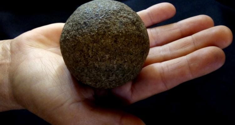 Campesino encontró una bola de boleadora de los pueblos originarios