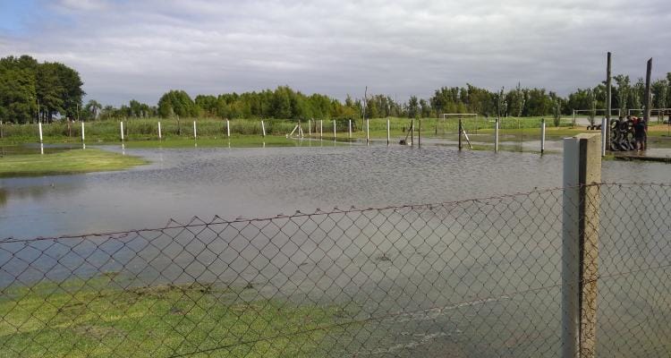 La creciente del Paraná llegó a la cancha de hockey de Náutico y la lluvia no da tregua a la obra en Villa Jardín