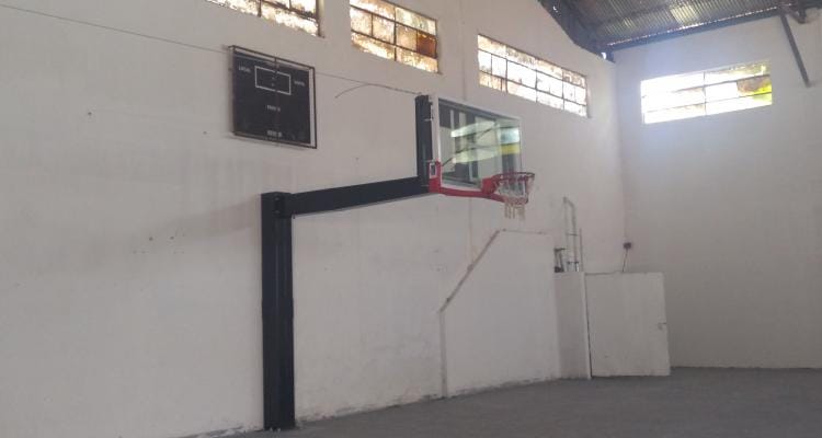 Avanzan las obras en el gimnasio de Paraná para emplazar la cancha de básquet