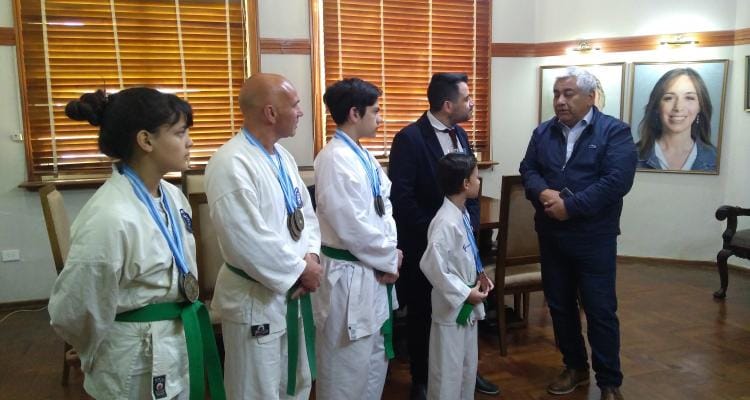 Cecilio Salazar recibió a los karatecas del CIC que fueron medallistas en La Matanza