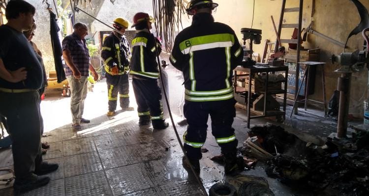 Bomberos Voluntarios sofocaron un incendio en una herrería y evitaron daños de gran magnitud