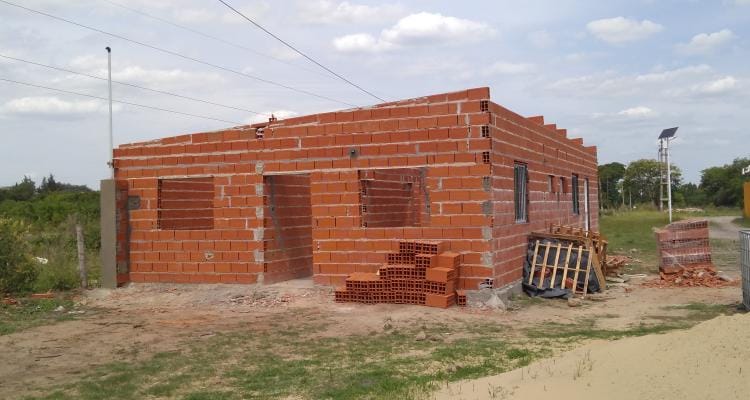 Un particular construye un edificio a la Policía Comunal tras la demanda por desalojo