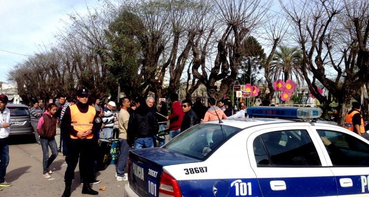 Tres sindicatos municipales protestaron en plaza Belgrano y recibieron alimentos