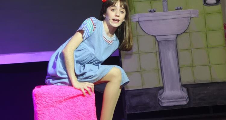Presentan “Matilda, el musical” en el Salón de Actos de la Escuela Normal