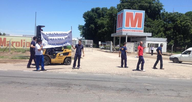 Maxiconsumo: Protestan los trabajadores en la Ruta 1001 por la posición de Molinos