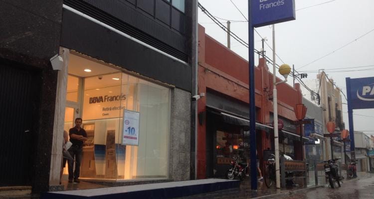 Tormenta: Cayó el cartel del Banco Francés en plena calle Mitre