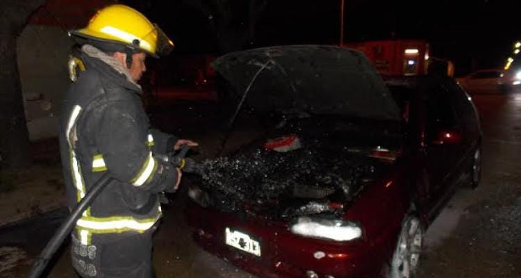 Extinguen el incendio de un auto
