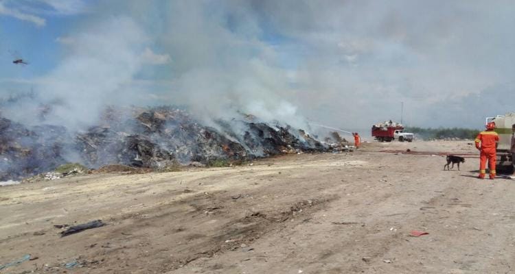 Basural: Bomberos y municipio combaten un incendio