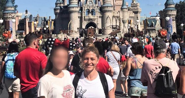 Denunciaron a la docente e investigan si viajó a Disney tras pedir licencia médica