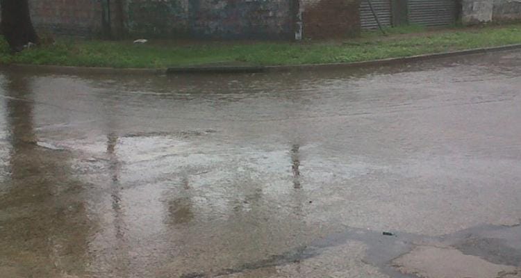 Lluvias: calles anegadas, dificultades en el tránsito y barrios afectados