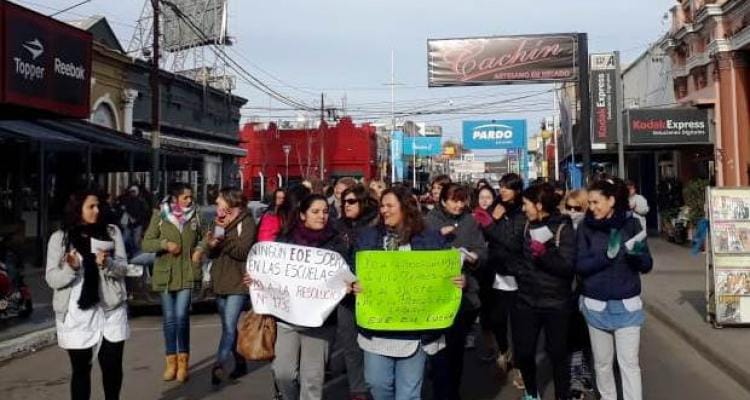 Con alto acatamiento al paro, docentes de Equipos de Orientación Escolar hicieron escuchar su reclamo en la calle