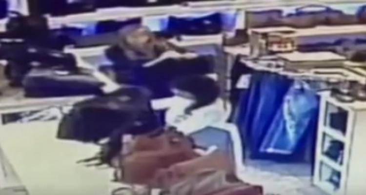 [VIDEO] Filman a mecheras robando en un comercio