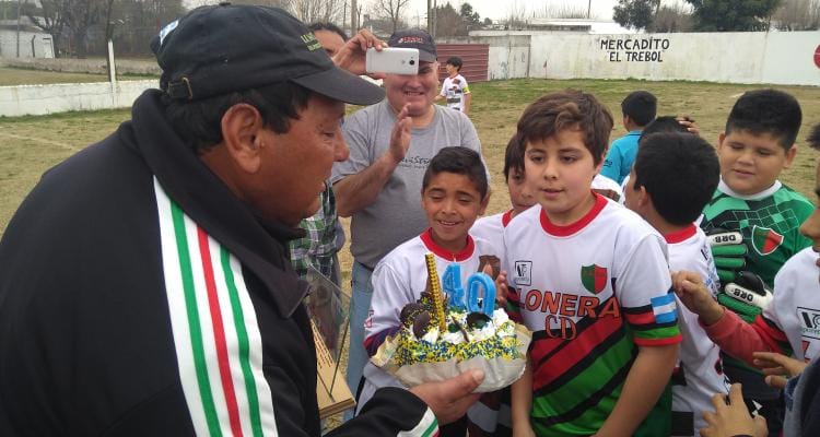 Defensores Unidos homenajeó a Miguel Bonda en el inicio del Clausura