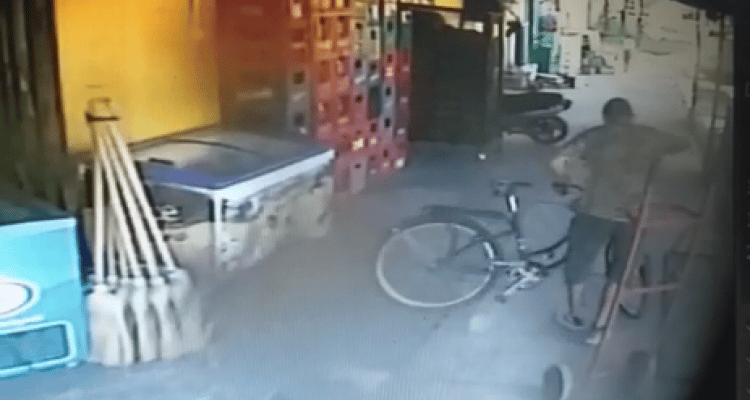 Padre e hijo detenidos tras desarmar bicicleta que robaron en un comercio