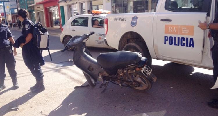 Motociclista a alta velocidad embistió automóvil en Mitre y San Martín