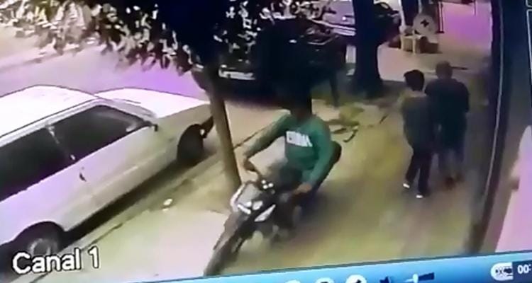 Video: Motochorro a contramano por Mitre le robó la mochila a una mujer
